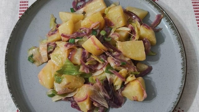 Özlem'in Tarifi: Mor Soğanlı Patates Salatası