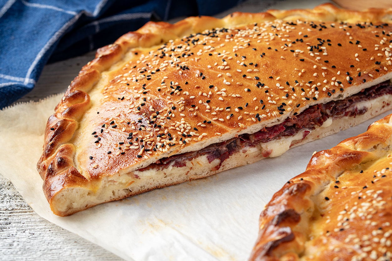 Taş Fırın Tadında: Pastırmalı Peynirli Ramazan Pidesi