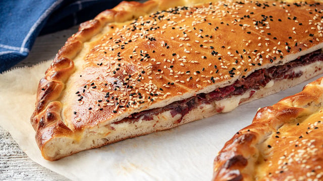 Taş Fırın Tadında: Pastırmalı Peynirli Ramazan Pidesi