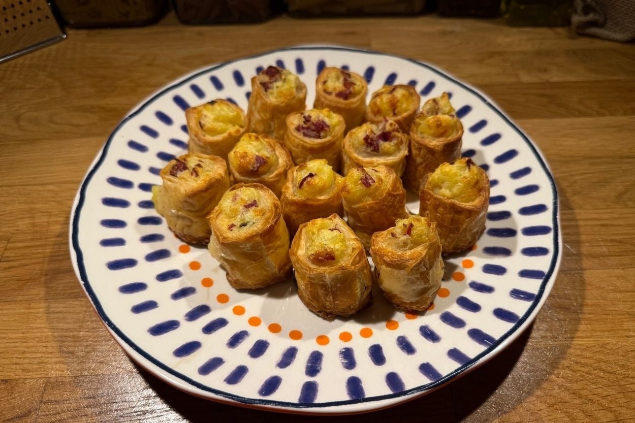 Merve'nin Tarifi: Patatesli Pastırmalı Rulo Börek