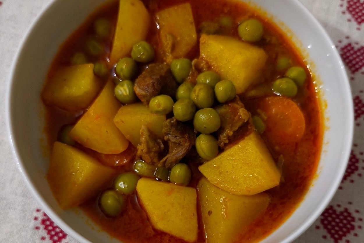 Özlem'in Tarifi: Patatesli Bezelye Yemeği