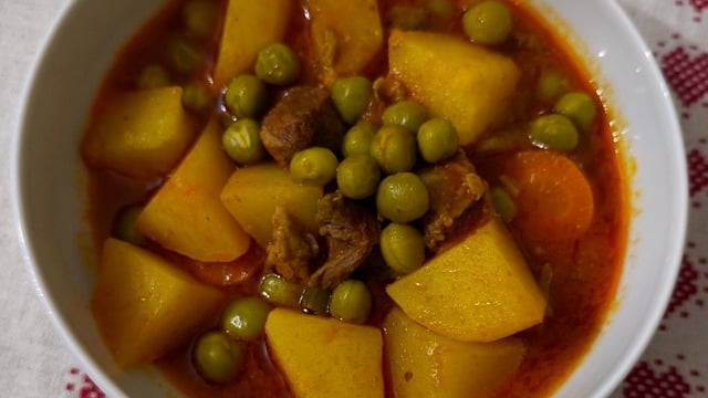 Özlem'in Tarifi: Patatesli Bezelye Yemeği