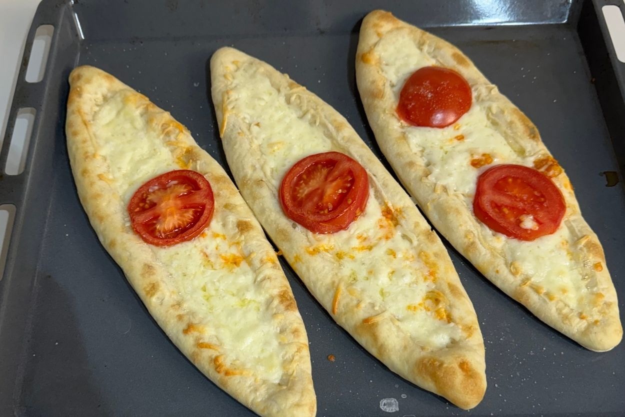Emir'in Tarifi: Ev Yapımı Kaşarlı Pide