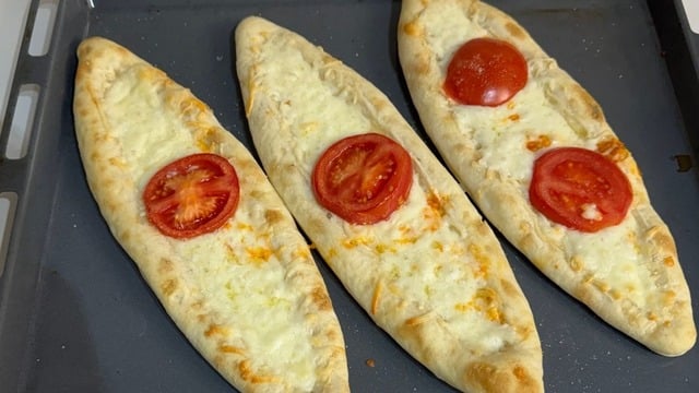 Emir'in Tarifi: Ev Yapımı Kaşarlı Pide
