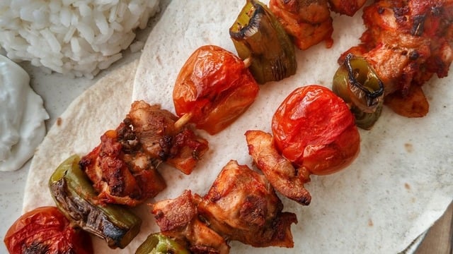 Gözde'nin Tarifi: Mangal Tadında Fırında Tavuk Şiş