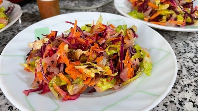 Menşure'nin Tarifi: Restoran Usulü Mevsim Salatası