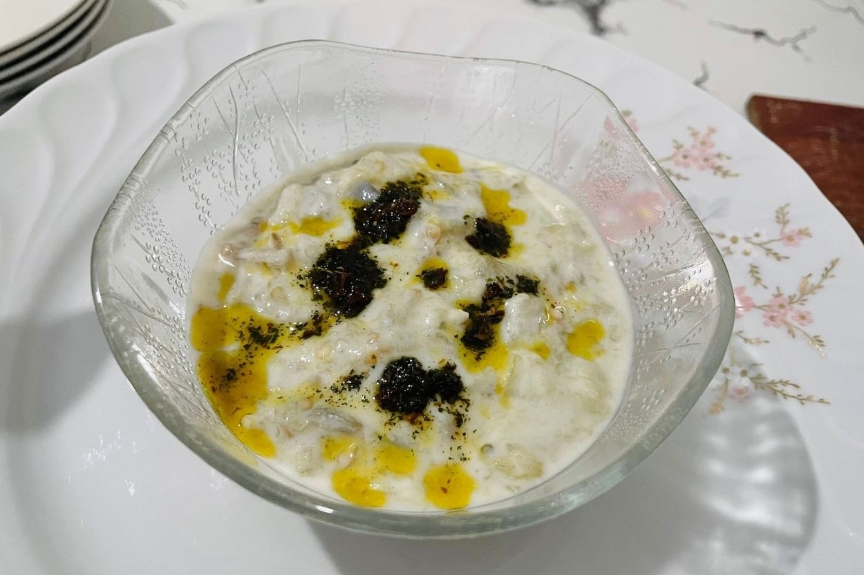 Menşure'nin Tarifi: Yoğurtlu Köz Patlıcan Salatası