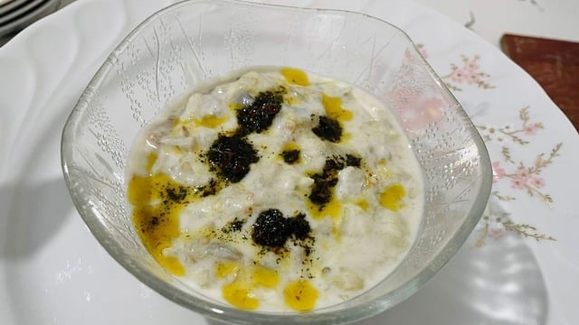 Menşure'nin Tarifi: Yoğurtlu Köz Patlıcan Salatası