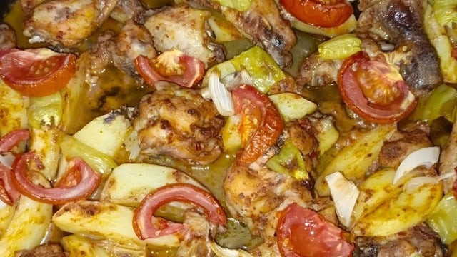 Esma'nın Tarifi: Fırında Bol Sebzeli Tavuk