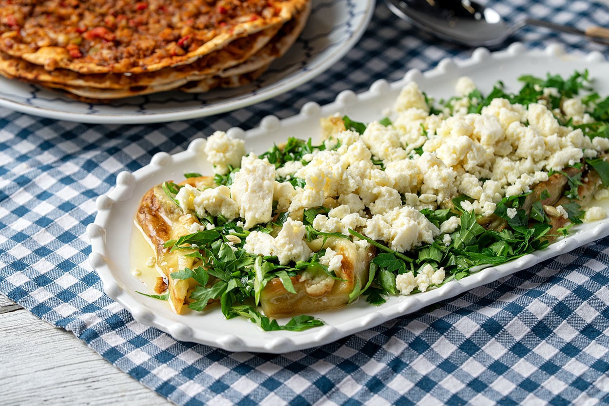 Lahmacun Eşlikçisi: Tulum Peynirli Köz Patlıcan