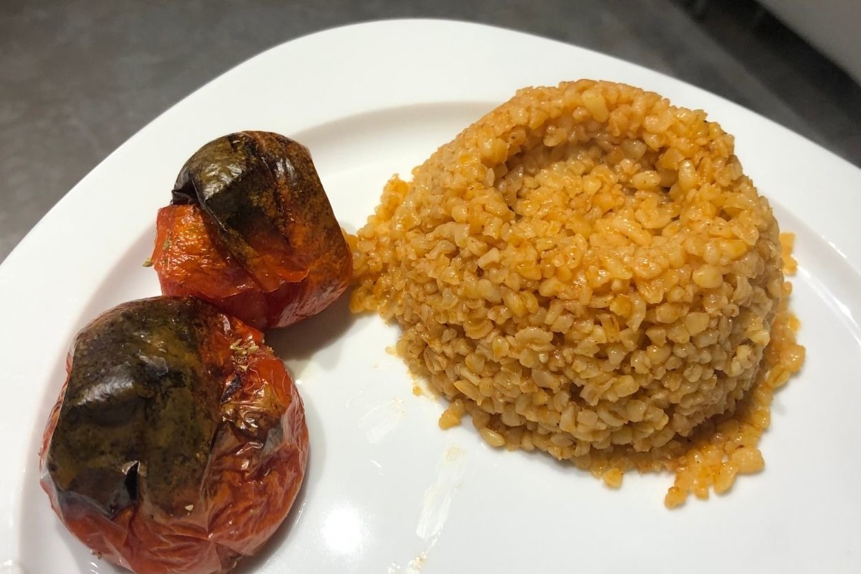 Menşure'nin Tarifi: Salçalı Tereyağlı Bulgur Pilavı