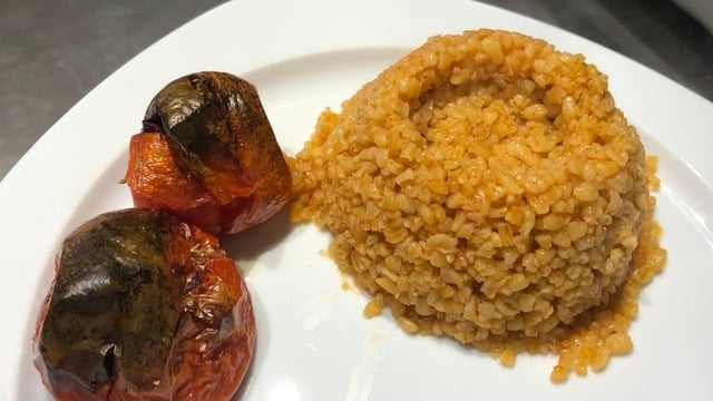 Menşure'nin Tarifi: Salçalı Tereyağlı Bulgur Pilavı