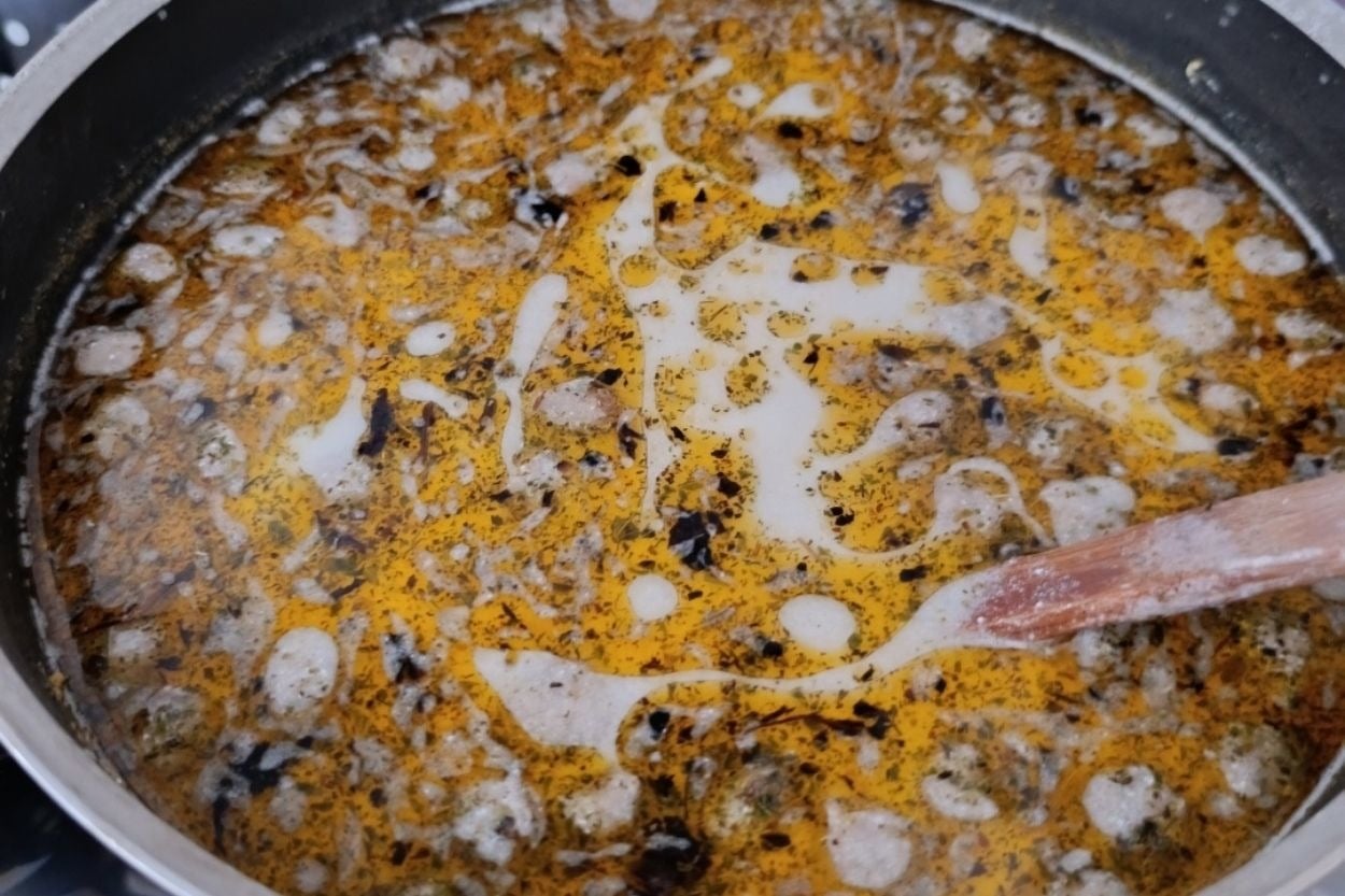 Eliz'in Tarifi: Köfteli Nohutlu Erişteli Yoğurt Çorbası