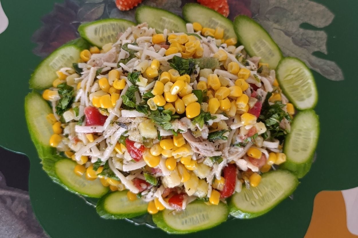 Eliz'in Tarifi: Erişteli Karışık Salata