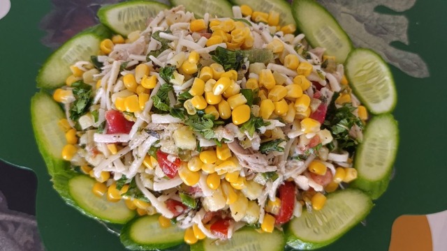 Eliz'in Tarifi: Erişteli Karışık Salata