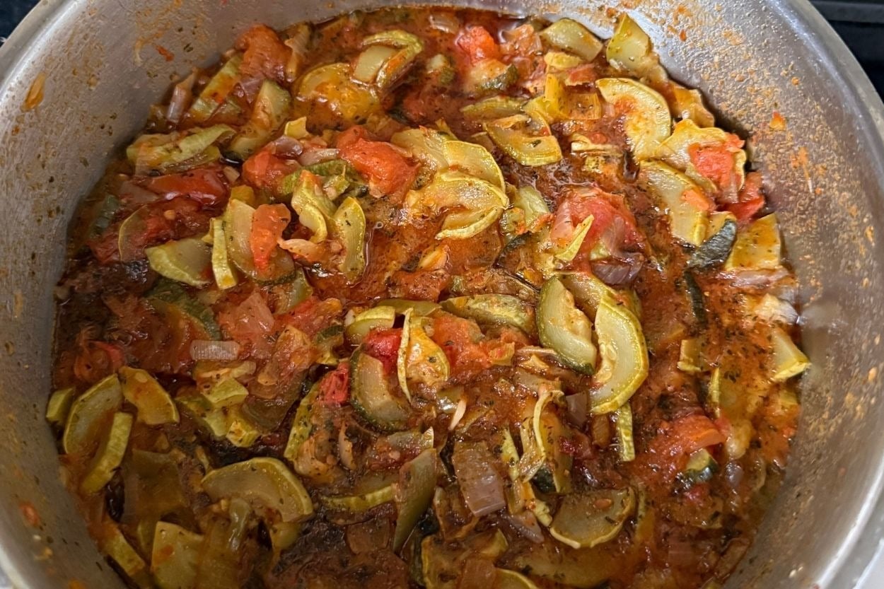 Esra'nın Tarifi: Domatesli Kabak Sote