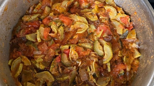 Esra'nın Tarifi: Domatesli Kabak Sote