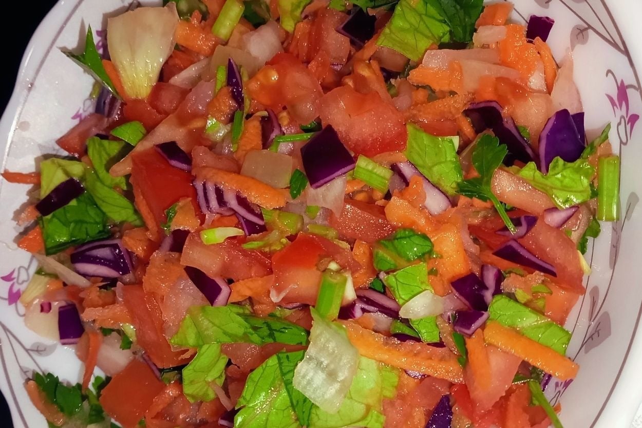 Zelal'in Tarifi: Mor Lahanalı Yeşil Salata