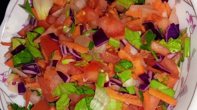Zelal'in Tarifi: Mor Lahanalı Yeşil Salata