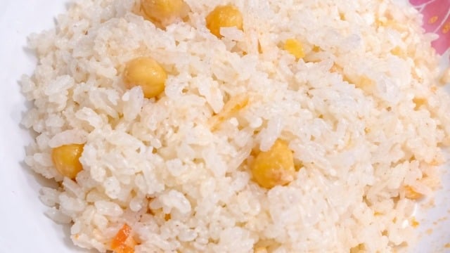 Menşure'nin Tarifi: Nohutlu Tane Tane Pirinç Pilavı 