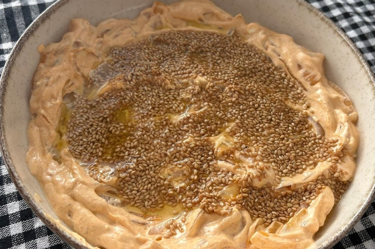 Sofrayı Tamamlar: Yoğurtlu Susamlı Soğan Mezesi