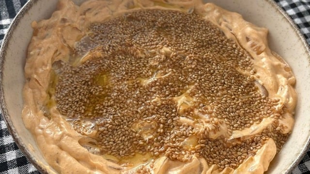 Sofrayı Tamamlar: Yoğurtlu Susamlı Soğan Mezesi