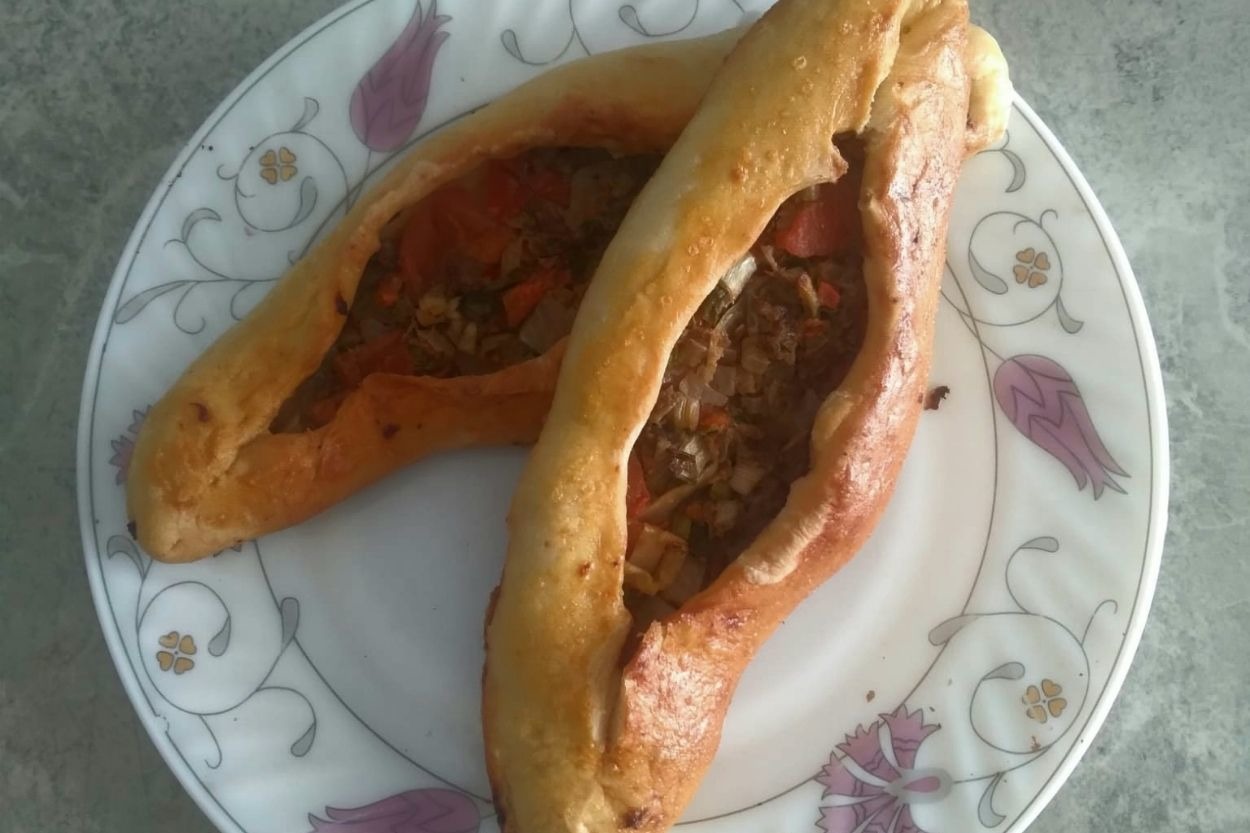 Cansu'nun Tarifi: Pratik Mini Kıymalı Pide