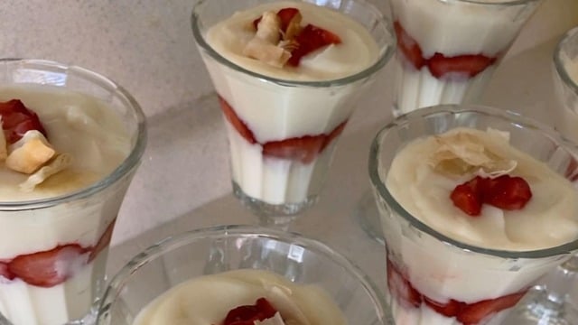 Zelal'in Tarifi: Kupta Çilekli Muhallebi