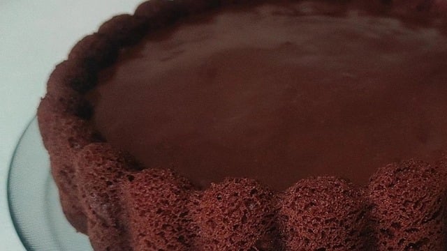 Esma'nın Tarifi: Çikolata Soslu Pratik Kek