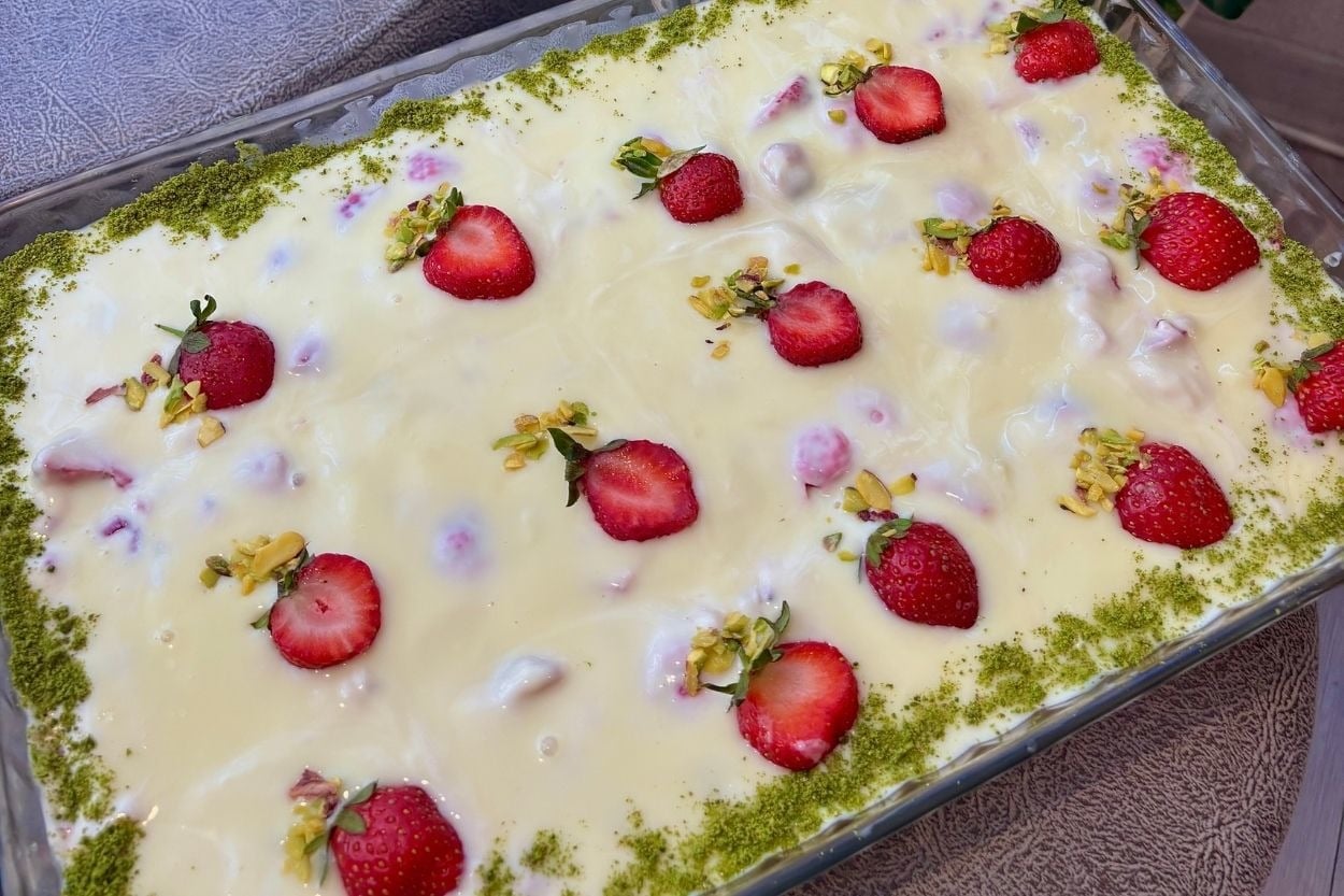 Tatlı Rüyası: Borcamda Çilekli Frambuazlı Pasta