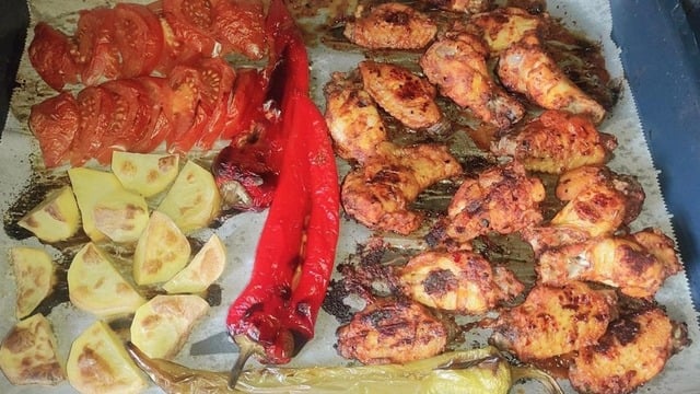 Esma'nın Tarifi: Fırında Sebzeli Pratik Tavuk