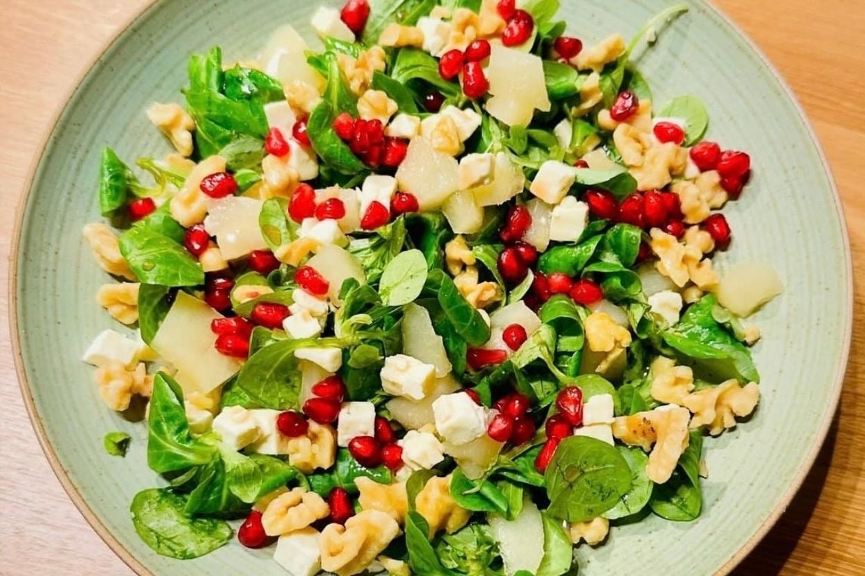 Buket'in Tarifi: Cevizli Narlı Salata