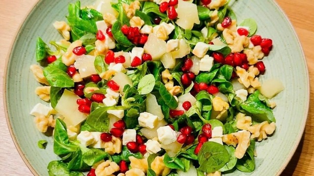Buket'in Tarifi: Cevizli Narlı Salata