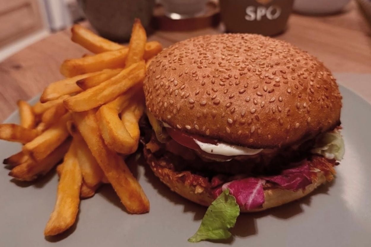 Buket'in Tarifi: Ev Yapımı Burger ve Patates Kızartması