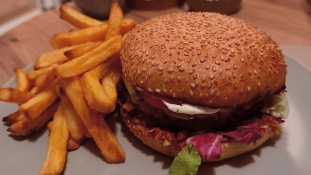 Buket'in Tarifi: Ev Yapımı Burger ve Patates Kızartması