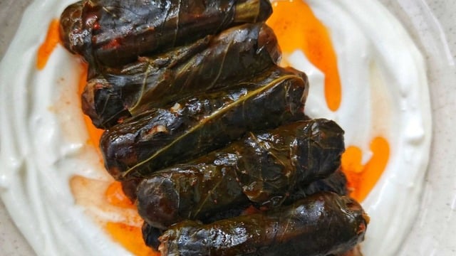 Yaprak Sarmasına Rakip: Pirinçli Bulgurlu Pazı Sarması
