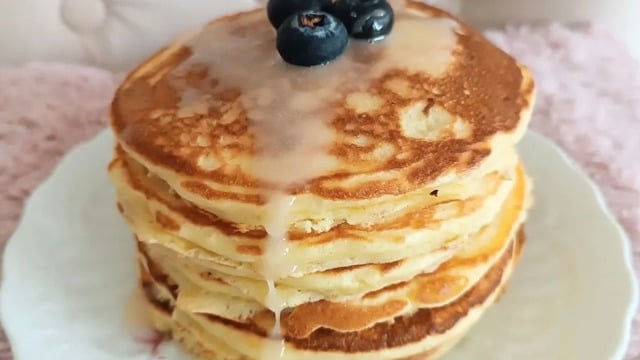 Buket'in Tarifi: Yaban Mersinli Beyaz Çikolatalı Pancake