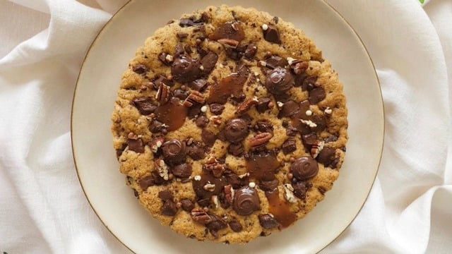 Buket'in Tarifi: Karamel Soslu Dev Kurabiye