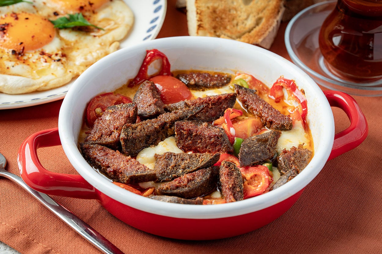 Pazar Sabahlarına: Sucuklu Kahvaltı Güveci