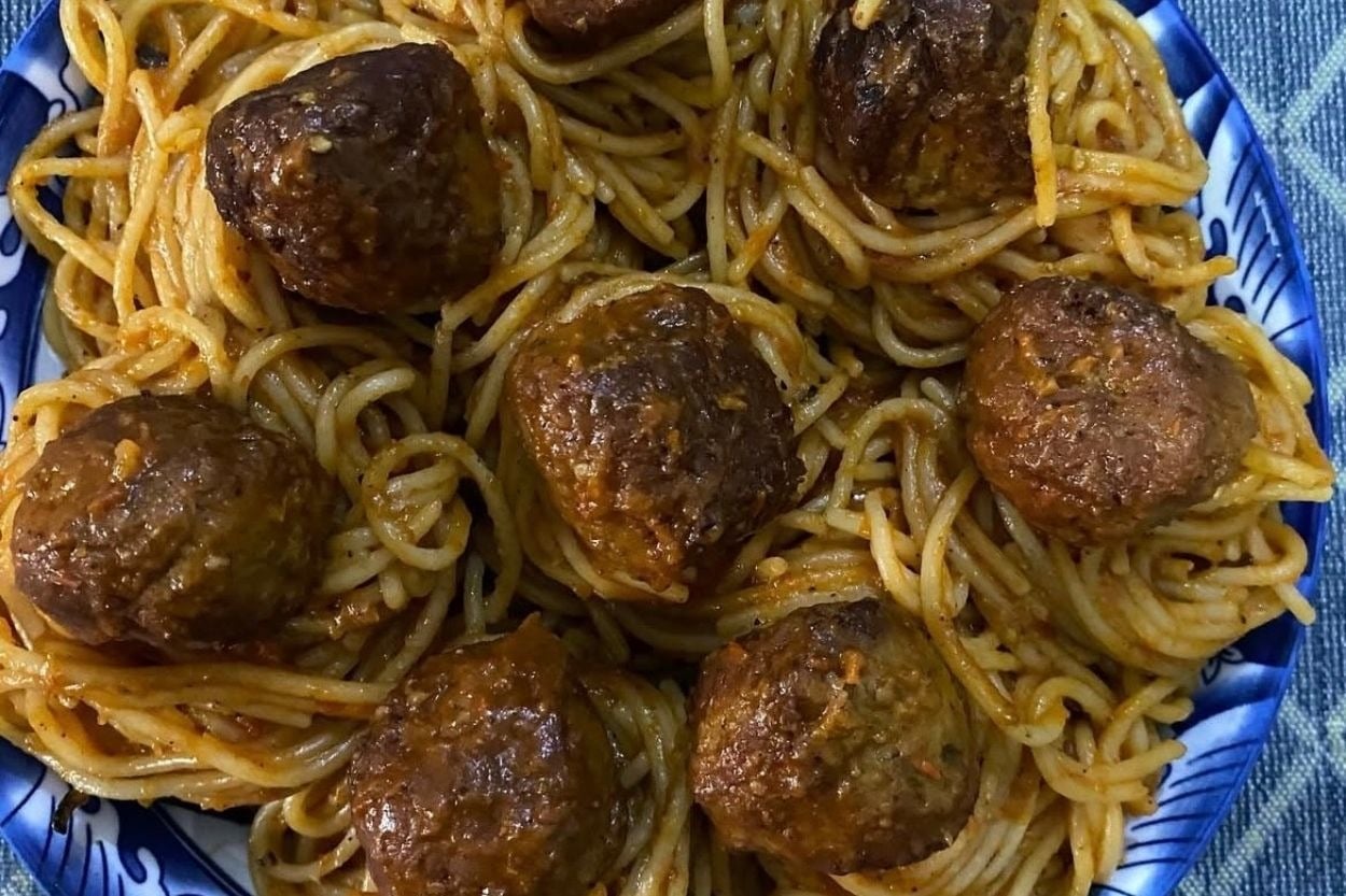 Buket'in Tarifi: Köfteli Domates Soslu Spagetti