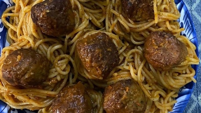 Buket'in Tarifi: Köfteli Domates Soslu Spagetti