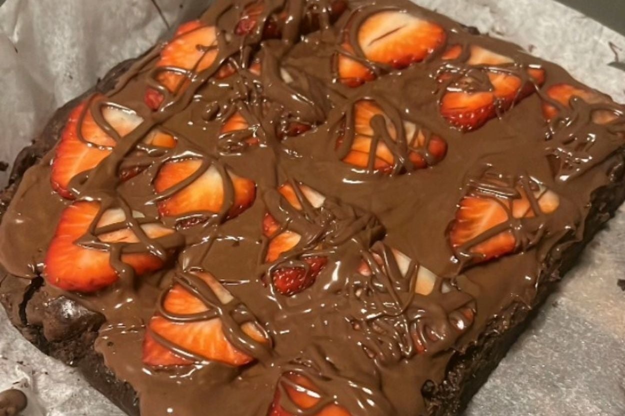 Zelal'in Tarifi: Çilekli Çikolatalı Brownie