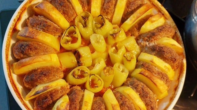 Tam Kıvamında: Ev Usulü Fırın Köfte Patates