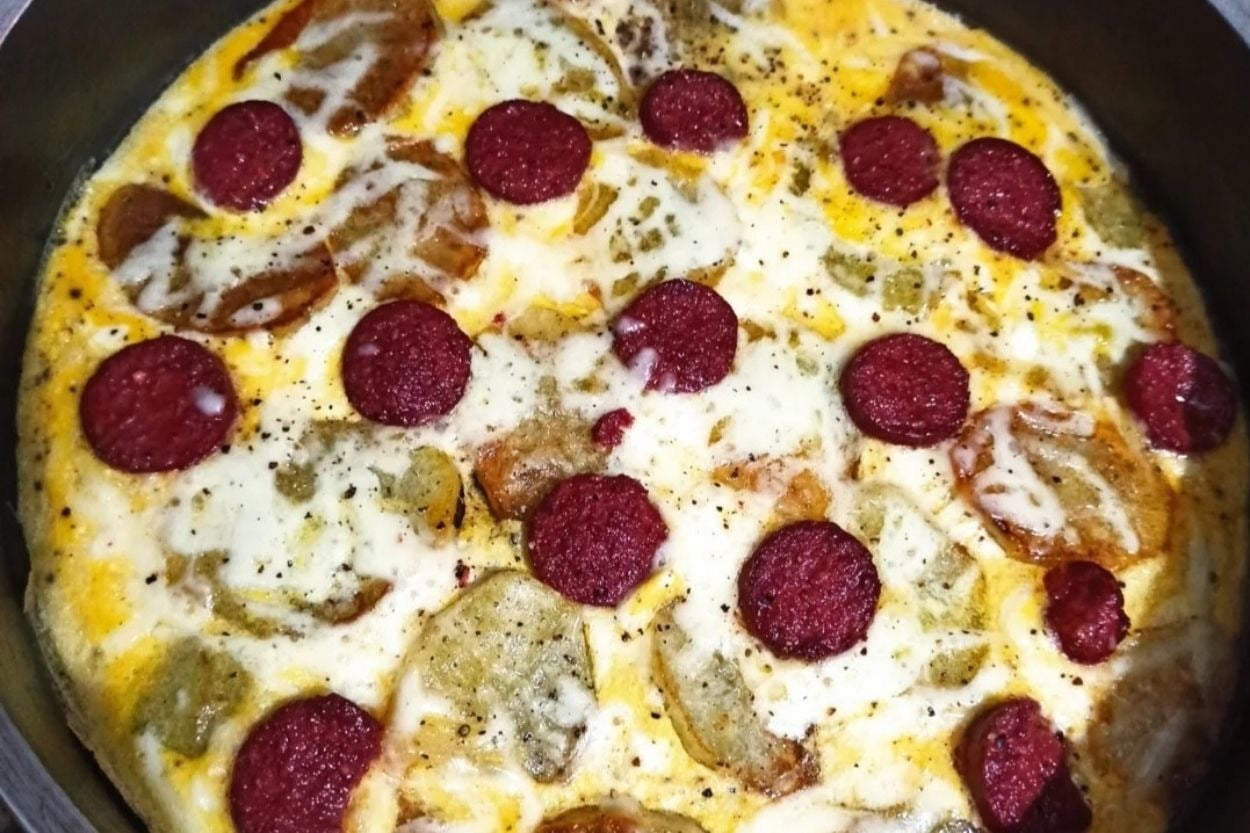 Eliz'in Tarifi: Sucuklu Kaşarlı Patates Pizzası