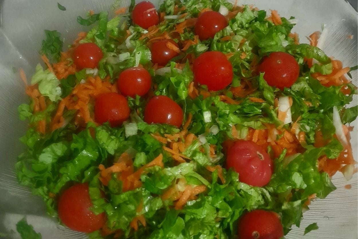 Cansu'nun Tarifi: Çeri Domatesli Mevsim Salatası
