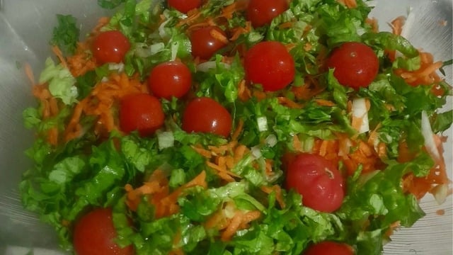 Cansu'nun Tarifi: Çeri Domatesli Mevsim Salatası