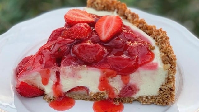 Esra'nın Tarifi: Çilekli Ev Yapımı Cheesecake