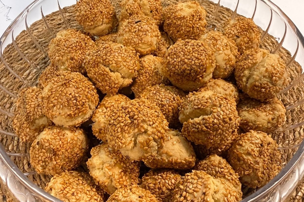 Kıyır Kıyır: Tam Ölçülü Susamlı Kurabiye