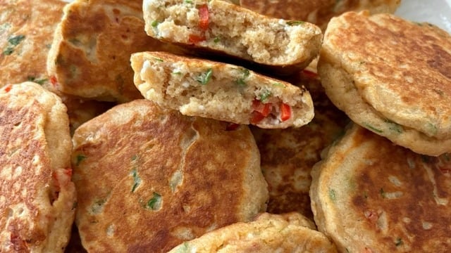 Enfes Kahvaltılık: Peynirli Maydanozlu Kaşık Dökmesi