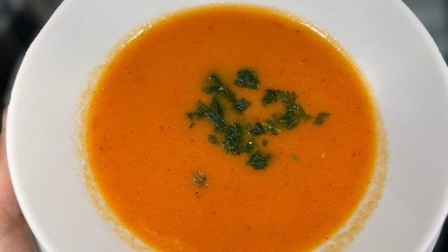 Kremsi Dokuda: Köz Biberli Sarımsaklı Domates Çorbası